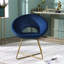 Chaise rembourrée en velours bleu avec structure sécurisée de couleur dorée-228623717