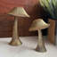 Figurines de champignons dorées de style éclectique, ensemble de 2, en aluminium moulé, pour étagères, hauteur 18 cm.