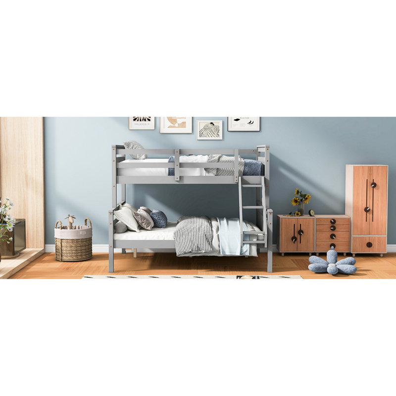 Lit superposé simple au-dessus d'un lit double gris, offrant un lit de chambre à coucher maximum, garde-corps gris pour une sécurité inégalée