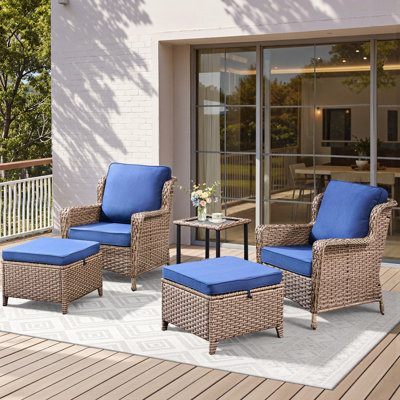 Ensemble de 5 fauteuils de jardin avec table d'appoint et poufs assortis, idéal pour une véranda ou une terrasse. Confortables et profonds, ces fauteuils sont fabriqués en polyéthylène haute densité (PE) de qualité supérieure, avec des coussins en mousse haute densité de 10 cm d'épaisseur, des housses de coussins résistantes à la décoloration et une finition thermolaquée.