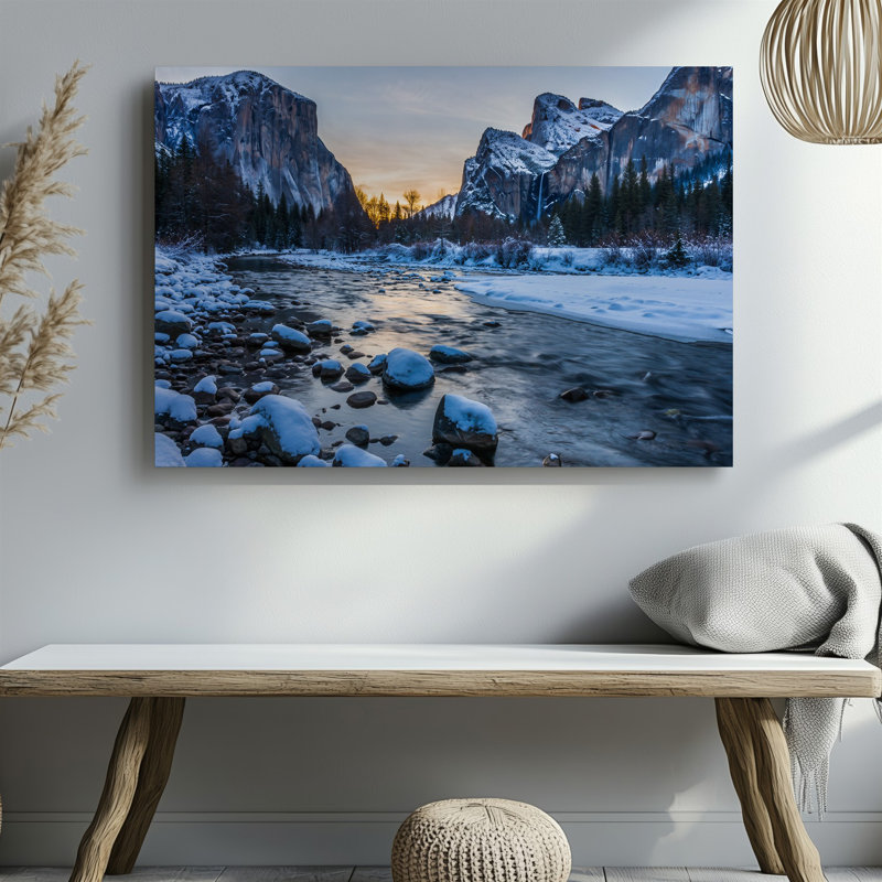 Toile, "Un paysage d'hiver serein avec une rivière tranquille qui coule à travers une forêt enneigée avec de grands arbres à feuilles persistantes", art mural