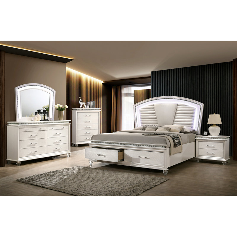 Banc de chambre à coucher moderne en blanc perle avec pieds en acrylique et pieds en bois massif avec détails en cristal fin, détails