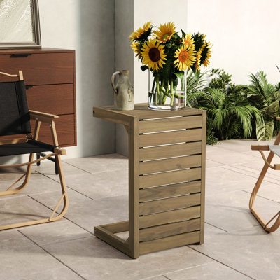 Table de bout moderne en bois brun fabriquée en bois, qui ajoute de l'espace supplémentaire au patio, ainsi que des outils et des instructions d'assemblage.