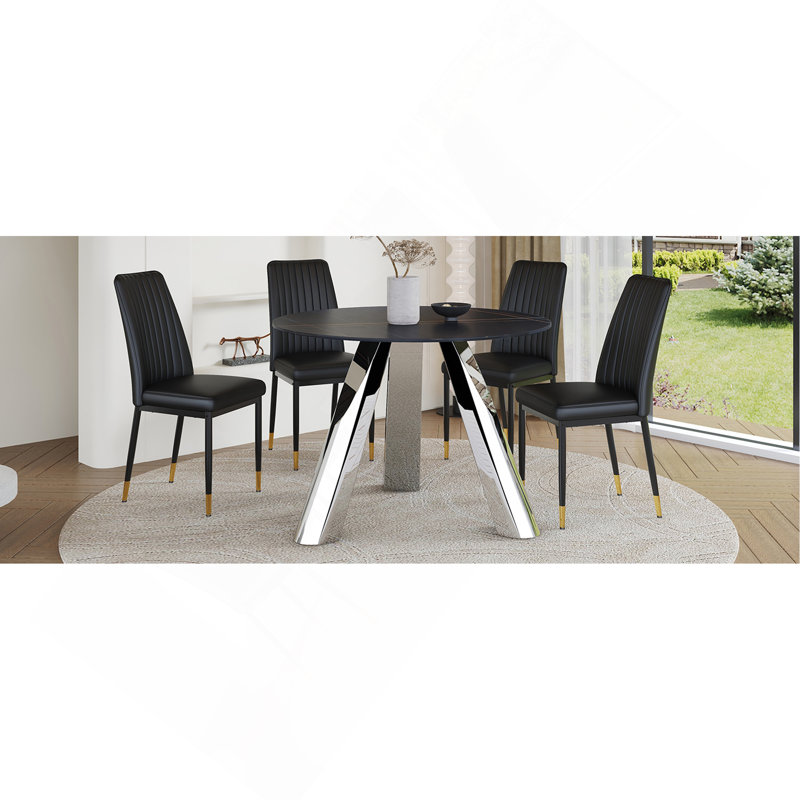 Une table de salle à manger ronde de 42 pouces avec une base en fonte et des pieds en acier inoxydable, jumelée à quatre chaises de salle à manger rayées
