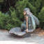 Statue de jardin fée sur un bain d'oiseau en magnésium