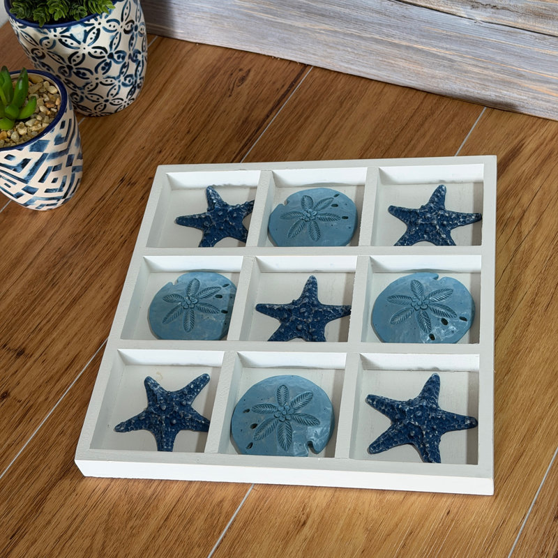 Jeu de morpion côtier avec pièces en bois blanchi et en résine bleue représentant la mer, 29,8 cm de large