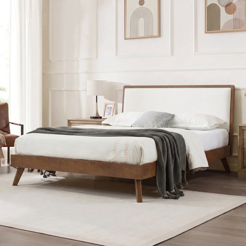 Lit plateforme Renwick King style Mid-Century en bois massif avec tête de lit bouclée et pieds fuselés, Très grand lit, Noyer