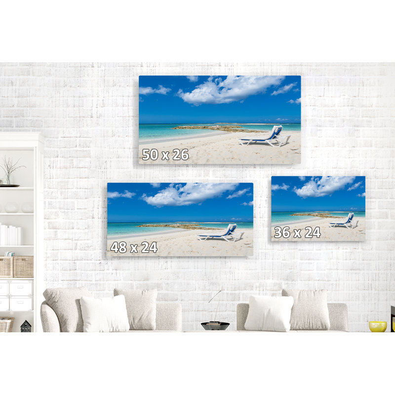 Mccutchen Chaise Lounge and Paradise Beach View - reproduction de photo sur toile tendue, H 26 po x l 50 po x P 1,5 po