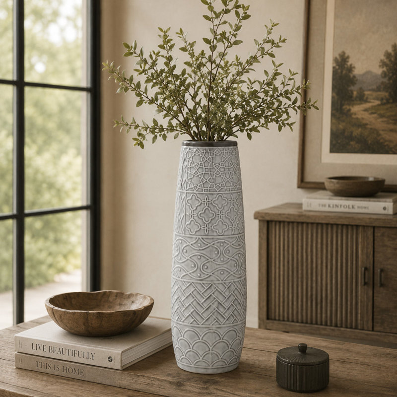 Vase gris décoratif en céramique à motif gravé, H 16 po x l 5 po x P 5 po