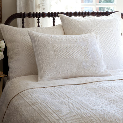 Abigail Traditional Percale Floral Quilt