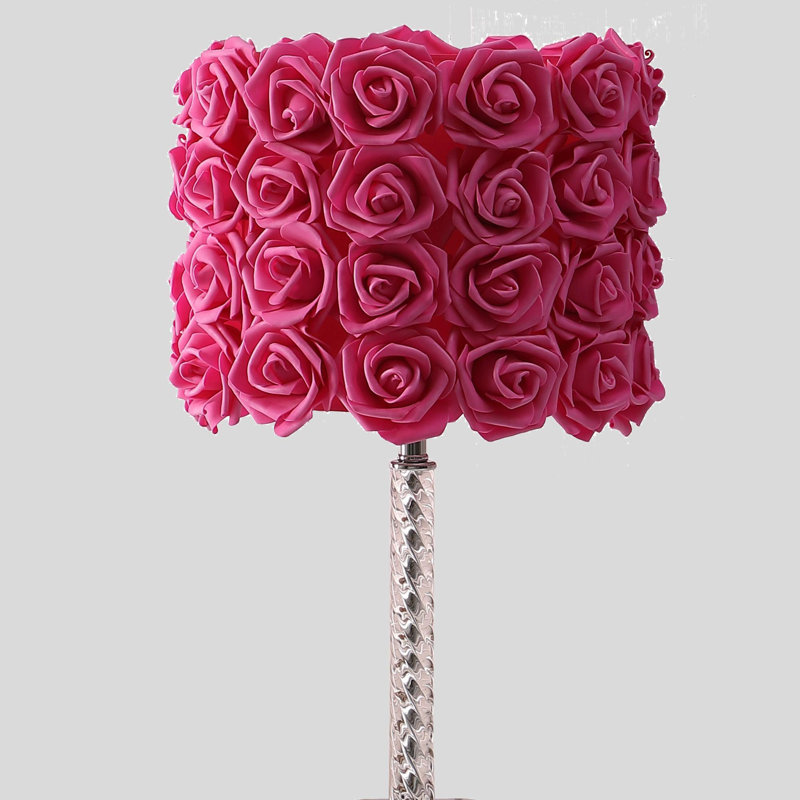 Lampe de table en métal / acrylique 18,25 po Red Roses in Bloom, Rouge