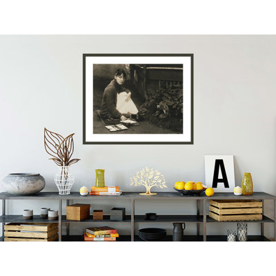 Georgia O'Keeffe [Assis sur le sol, pinceau à la main] par Alfred Stieglitz, impression giclée sur cadre