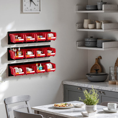 Bacs de rangement fixés au mur avec 12 rails en plastique rouge et 3 rails en métal pour les vis, les écrous, les boulons, les clous dans l'atelier, le garage, la salle de bricolage