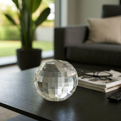 Orbe décoratif en verre et cristal Livesay Design à facettes moderne Élégant décor contemporain Sphère faite à la main avec des détails géométriques élégants