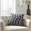 Coussin décoratif d’intérieur/extérieur gris de style géométrique de style Onyx Plutus-743927340