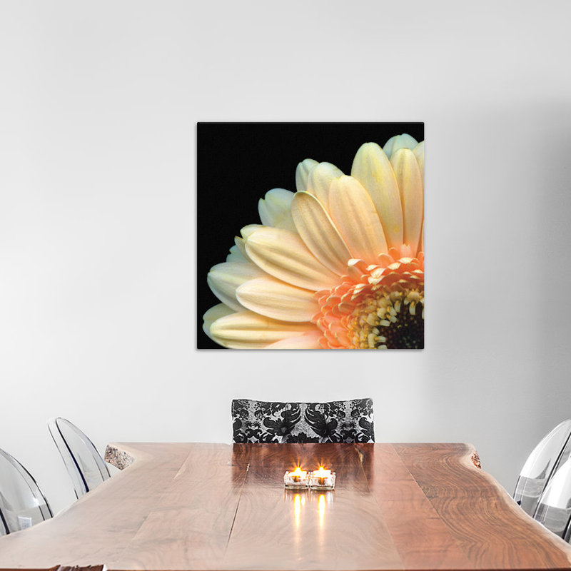 «A Pekk-a-boo Gerbera» par Magda Indigo - Estampe numérique sur toile tendue, H 18 po x l 18 po x P 1,5 po, Pas de tapis