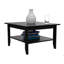 Table basse, quatre pieds, une tablette