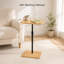 Table d'appoint en bambou en forme de C, hauteur réglable, avec plateau intégré.