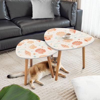 Ensemble de 2 tables basses gigognes triangulaires, de style minimaliste moderne, avec des accents corail et bleu clair. Tables d'appoint empilables et peu encombrantes, idéales pour les familles et les locataires, pour le salon ou la chambre. Décoration intérieure.