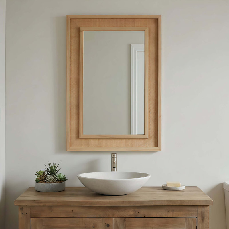 Miroir décoratif rectangulaire avec cadre en bois naturel et revêtement en rotin tissé à la main pour une utilisation polyvalente sur un mur ou un comptoir.