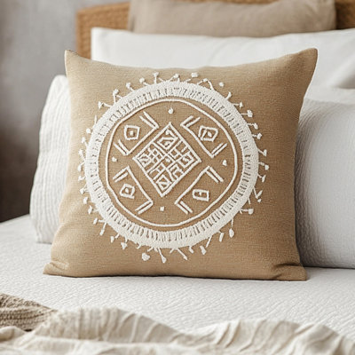 Coussin brodé à motif géométrique