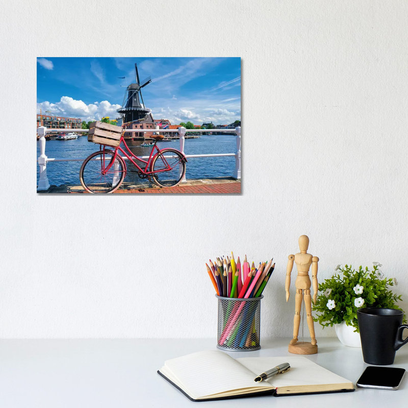 «Dutch Essentials vélos et un moulin à vent» par George Oze - photographie sur toile tendue, H 8 po x l 12 po x P 0,75 po