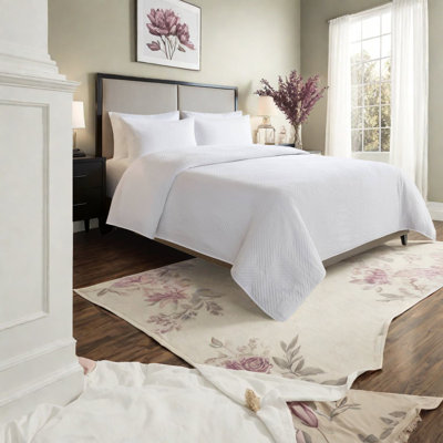 Durable King Bedding Sets, Polyester Coverlet With Elegant White Design For Modern Homes