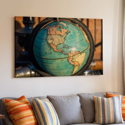 Toile, vue rapprochée d'un globe rétro présentant une art mural détaillé de la carte de l'Amérique du Nord et de certaines parties de l'Europe, art mural The Globe