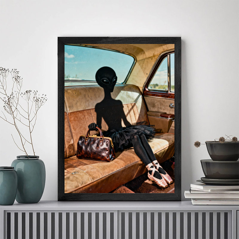 Reproduction d'art encadrée noire, ballerine exotique dans une voiture rétro, H 11 po x l 9 po
