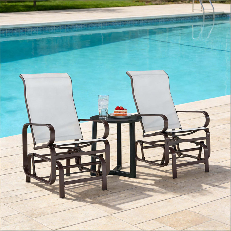 Ensemble de 2 chaises longues pour l'extérieur avec dossier haut ergonomique, filet résistant aux intempéries, mécanisme à bascule silencieux et structure en acier robuste.