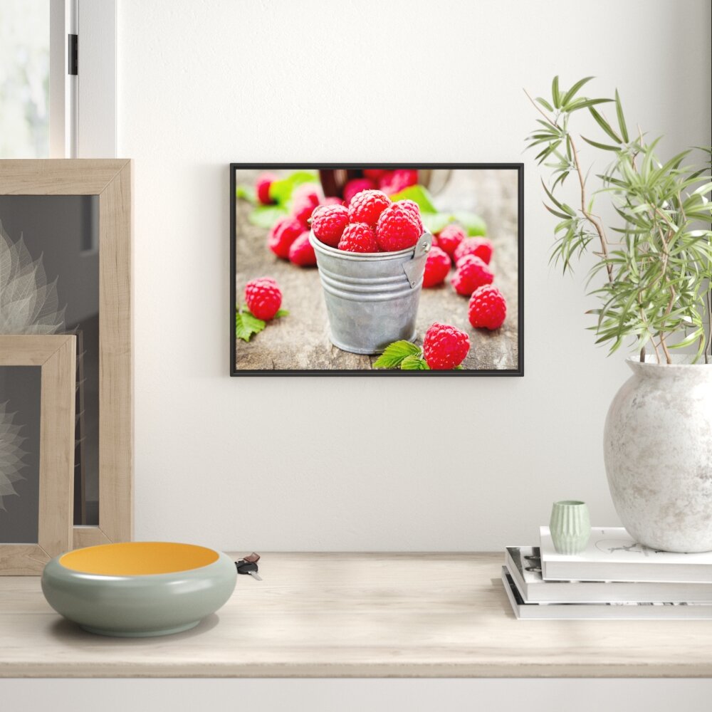 Gerahmtes Wandbild Eimer mit frischer Himbeeren