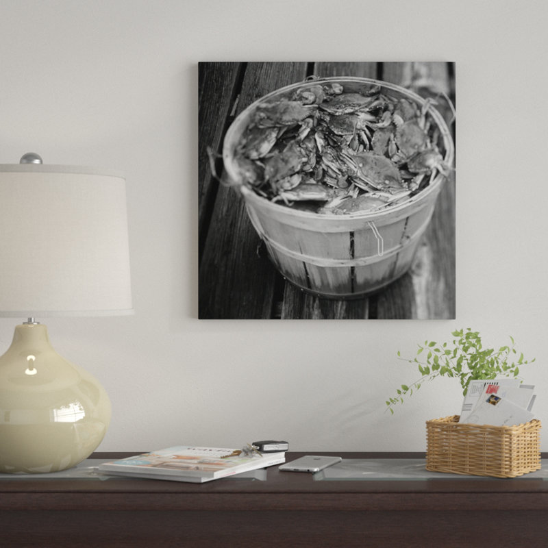 Vue à angle élevé de crabes dans un panier par Panoramic Images - Impression sur toile tendue sur châssis, Toile tendue