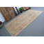 Tapis turc anatolien en laine tissé à la main avec des tons oranges et un aspect antique