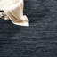 Tapis noir / ivoire en cuir tissé à la main Kyrae-194309528