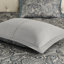 Édredon très grand avec 12 pièces et draps en coton bleu sarcelle. Comprend un édredon, 2 taies décoratives, des coussins décoratifs Euro, 1 jupe de lit, un drap-housse et des taies d'oreiller plates. Revers 100% microfibre, rembourrage. 200tc-117416599-117416601