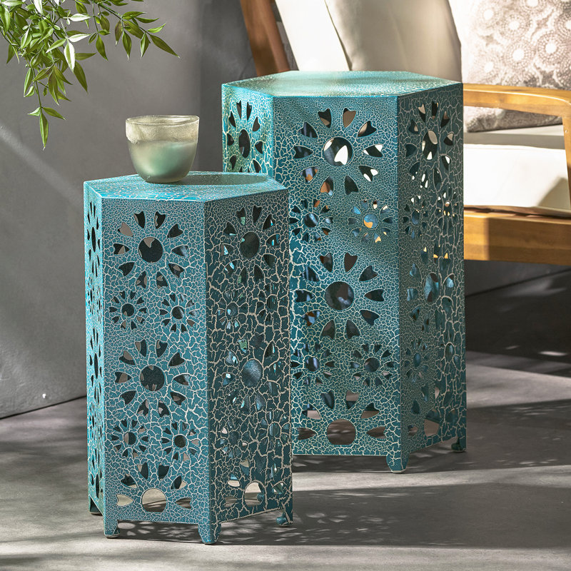 Ensemble de tables d'appoint Eliana avec découpe Sunburst, parfait pour ajouter style et fonctionnalité à votre patio ou à votre cour.