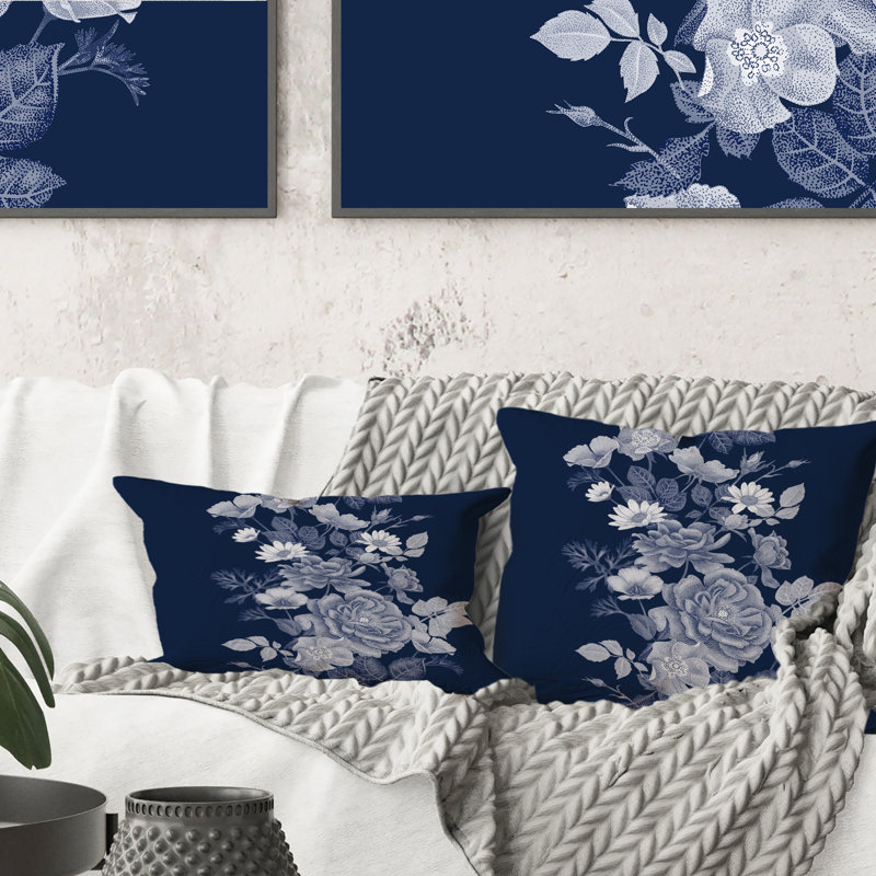 Coussin décoratif à motif de roses blanches dans des tons de gris IV, 16 po x 16 po