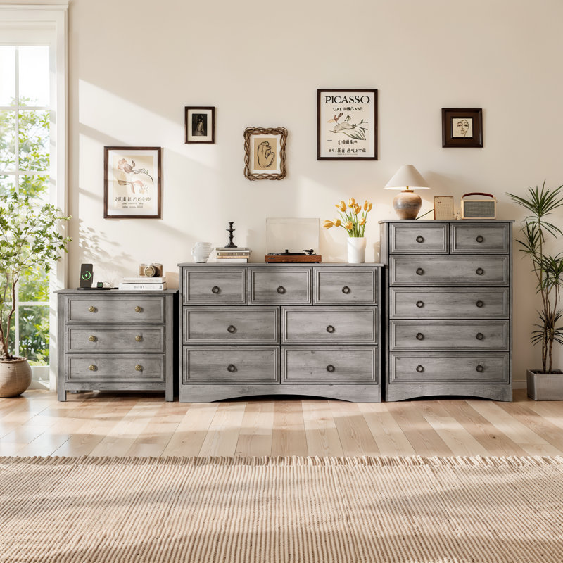 L'ensemble de chambre à coucher comprend une commode à 7 tiroirs, une commode haute à 6 tiroirs et une table de chevet à 3 tiroirs de l 26,7 po de largeur, gris délavé