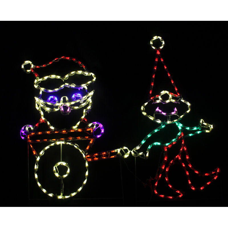 Elf tirant sur le père Noël dans un chariot lumineux