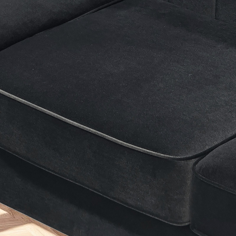Canapé moderne en velours noir avec coussins en mousse haute densité et bon support, idéal pour les espaces ouverts et les salons de bureau.