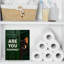 Drôle de décoration de salle de bain pour chat - Illustration de dessin animé mignon chats de porte verts pour la salle de bain - Are You Pooping