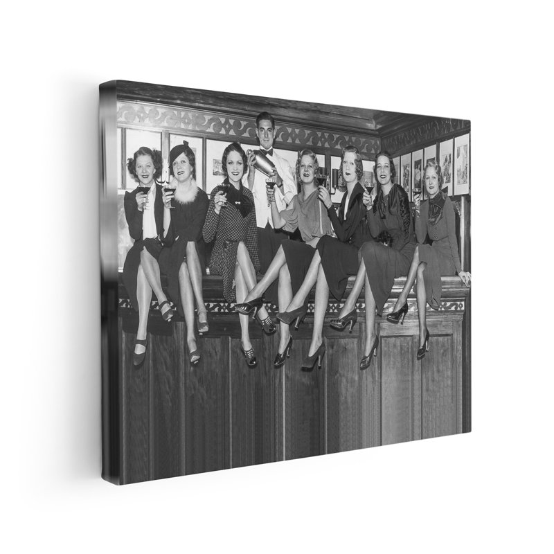 Femmes assises sur un bar, Affiche, H 24 po x l 32 po, Encadrement blanc