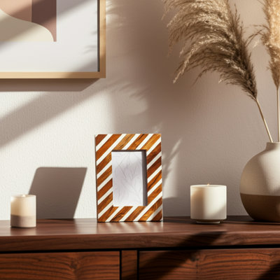 Cadre photo en résine de bois et verre à rayures diagonales de style décontracté moderne pour la chambre à coucher ou le salon - 9 po brun et ivoire