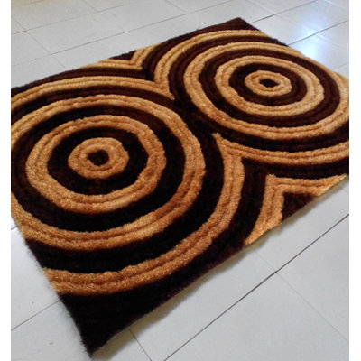 Tapis brun à motif géométrique