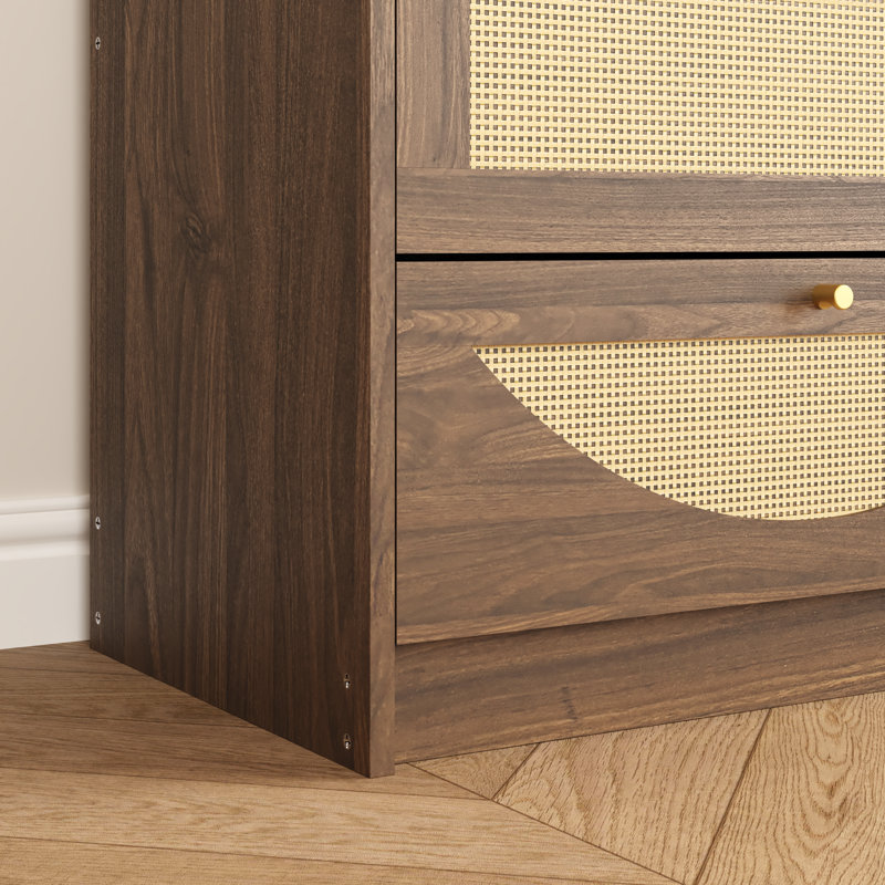 Commode 9 tiroirs en rotin de style bohème Mid-Century avec textures naturelles tissées et boutons dorés