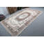 Tapis turc rétro fabriqué à la main dans un magnifique motif floral qui aura fière allure dans n'importe quelle pièce