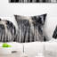 Coussin décoratif imprimé de rayons de soleil à travers la forêt blanche noire-692684832