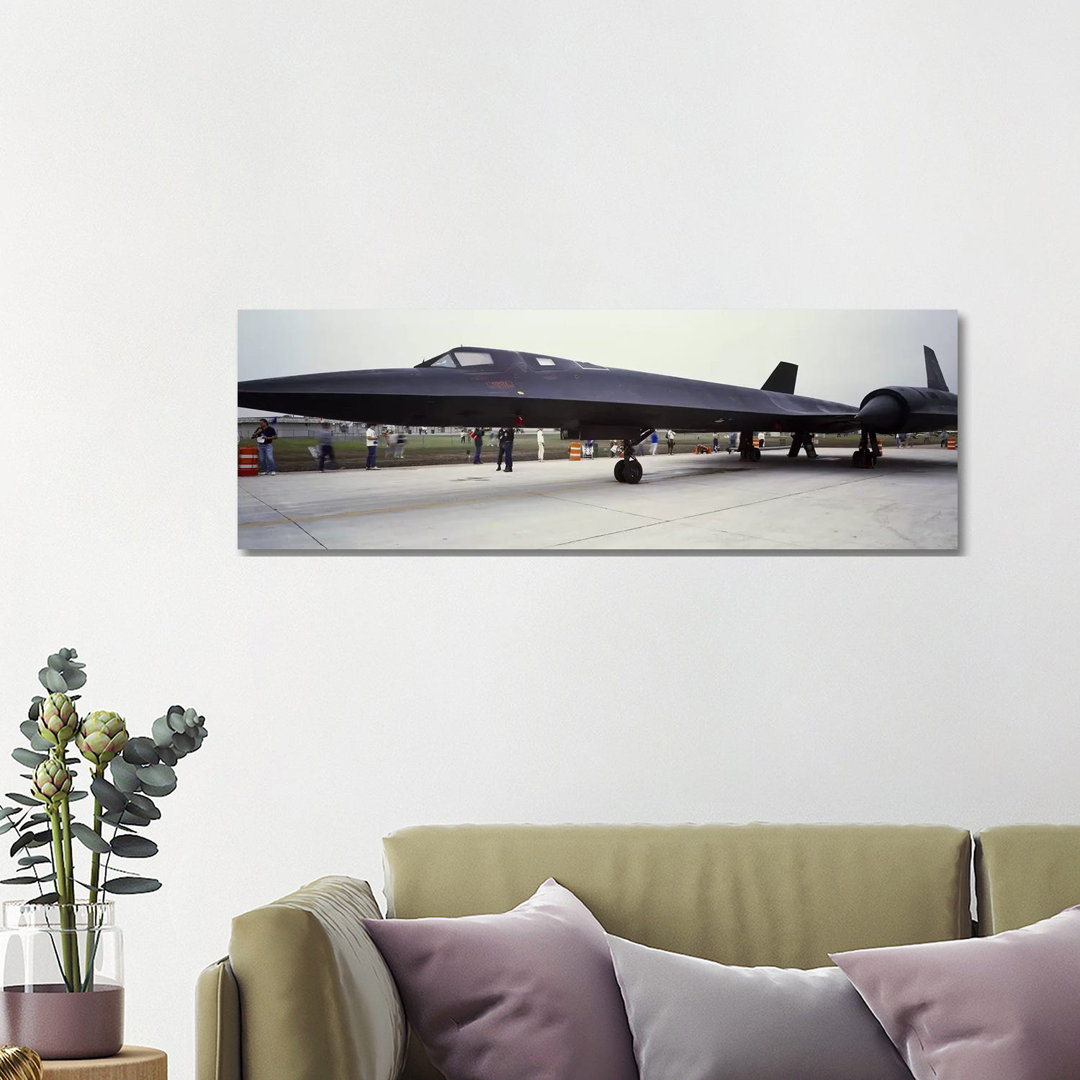 Lockheed SR-71 Blackbird On A Runway von Panoramic Images - Panoramic Gallery-Wrapped Canvas Giclée on Canvas