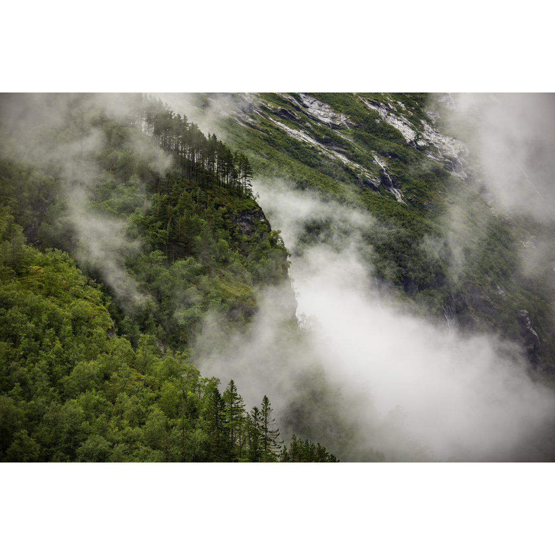 Berge in den Wolken von Adam Smigielski - Kunstdrucke auf Leinwand