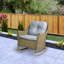 Chaise berçante d'extérieur en osier avec coussins